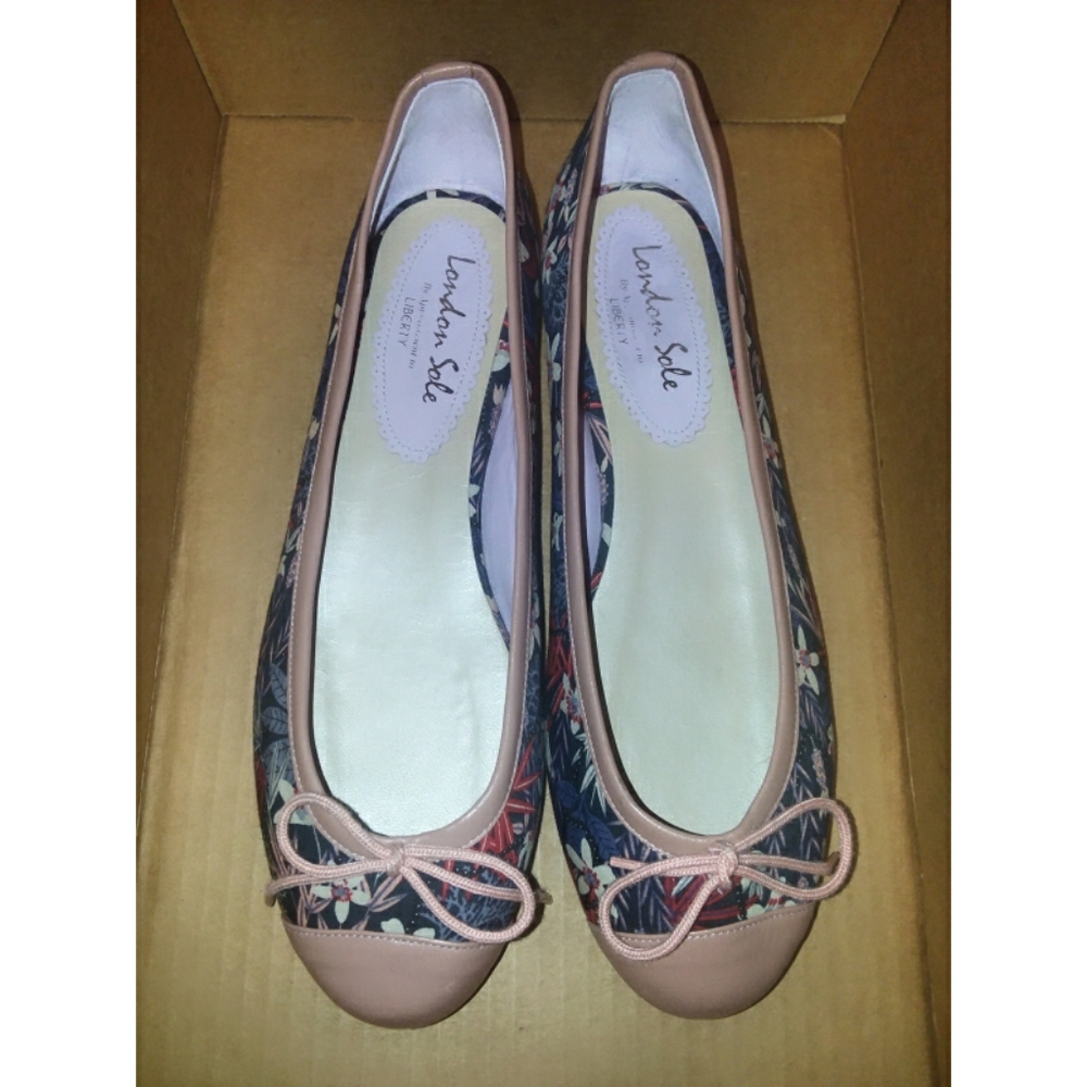 NWOT Womens Sz.7.5 London Sole Floral Ballet Flats